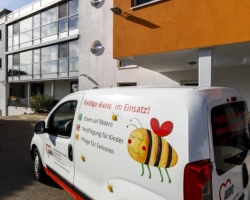 Auto mit der Aufschrift Fleißige Biene im Einsatz
