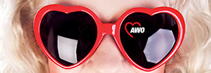 Ein Mädchen mit einer AWO Sonnenbrille