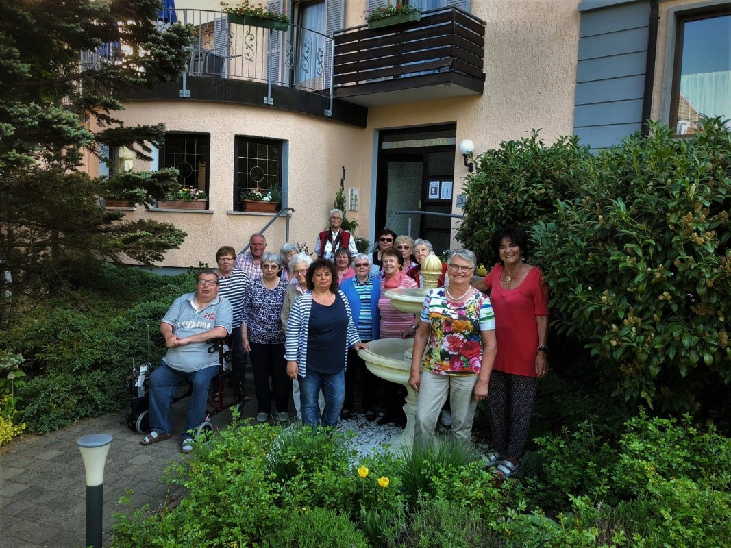 Seniorengruppe vor dem Hotel Jägerhof