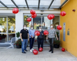 Mitarbeiter mit AWO Ballons